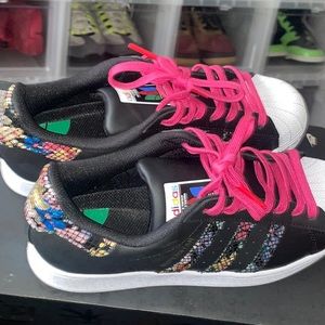 Lightly worn shell toe Adidas multicolor print accents hot pink strings